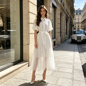 Élégante robe-chemise blanche brodée rétro française avec manches bouffantes et ceinture