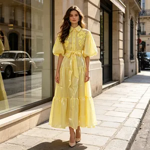 Abito lungo giallo in stile vintage con ricami floreali e maniche a sbuffo eleganti