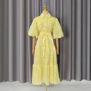 Elegante abito midi giallo vintage stile palazzo con raffinati ricami e maniche a sbuffo