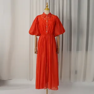 Vue détaillée d'une robe chemise brodée vintage française rouge à manches bouffantes