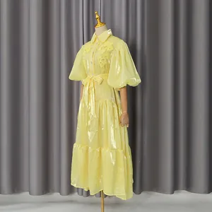 Abito lungo vintage giallo con maniche a sbuffo, cintura in vita e gonna a balze
