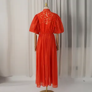 Vue détaillée de la robe chemise brodée orange de style rétro français avec manches bouffantes