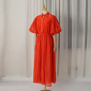 Vue rapprochée d'une robe chemise brodée vintage française orange avec manches bouffantes