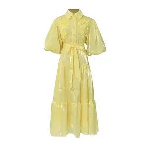 Elegante abito lungo giallo vintage con maniche a sbuffo, ricami e fiocco in vita chic