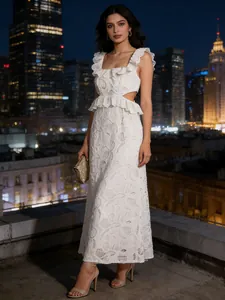 Elegante abito lungo in pizzo bianco vintage francese con volant e ricami intricati