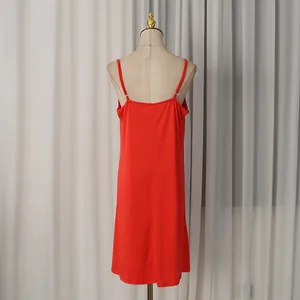 Détail de la vue arrière de la robe nuisette rouge-orangé avec bretelles sur mannequin