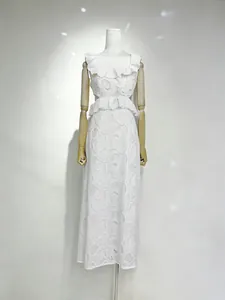 Elegante abito lungo in pizzo vintage francese con ricami pesanti e dettagli volant