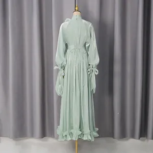 Vista trasera de un elegante vestido largo verde claro brillante con mangas tipo linterna