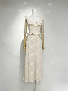Elegante abito lungo in pizzo retrò francese bianco sporco ricamo traforato con volant