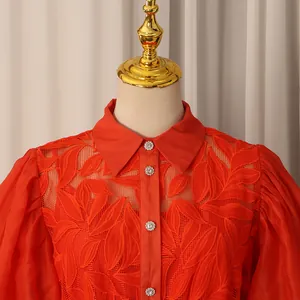 Gros plan robe chemise vintage orange avec broderie dentelle et boutons en cristal