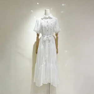Vista dettagliata di un abito midi vintage bianco stile corte con maniche a sbuffo