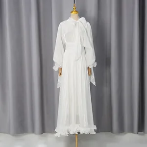 Elegante vestido de noche de gasa blanca brillante con cuello de lazo y mangas de linterna.