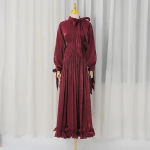 Vista detallada del vestido de noche rojo vino con cuello de lazo y mangas farol