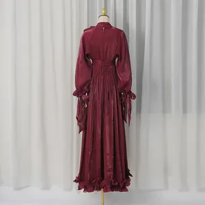Elegante vestido de noche granate brillante con detalle de cordones en espalda