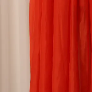 Gros plan sur la texture du tissu rouge vif d'une robe chemise de style vintage