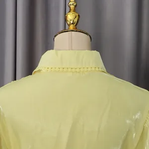Dettaglio del colletto di un abito giallo stile palazzo vintage con bordo in pizzo