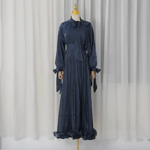 Vista detallada de un elegante vestido largo azul marino de hilo fluido con lazo