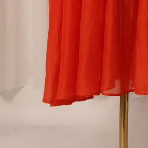 Vue détaillée montrant l'ourlet en tissu orange vif d'une robe chemise rétro française