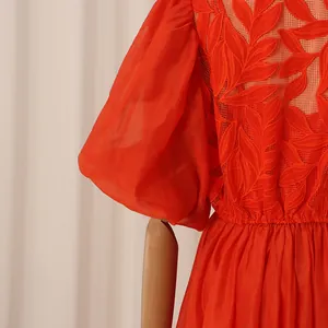 Détail d'une robe vintage française rouge avec broderie de feuilles complexe au dos.