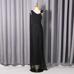 Elegantes schwarzes Ein-Schulter-Abendkleid mit Blumenakzent und fließendem Mesh-Cape-Ärmel.