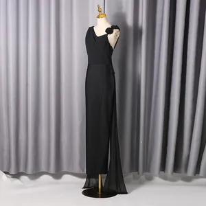 Elegantes schwarzes One-Shoulder-Abendkleid mit Blumendetails und seitlichem Tüllschleier