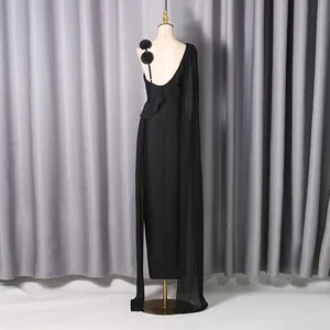Rückansicht eines eleganten schwarzen One-Shoulder-Abendkleids mit langem Chiffonschal