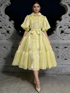 Abito midi giallo vintage stile palazzo con maniche a sbuffo e ricami luccicanti