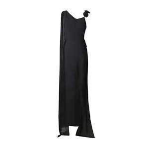 Elegante schwarze Ein-Schulter-Abendrobe mit Schulterblume und langer fließender Schleppe