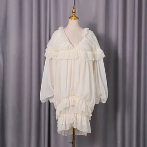Abito corto bianco crema stile palazzo con ruches a strati e maniche a lanterna