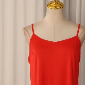 Vue détaillée d'une robe caraco rouge vif sur un mannequin de studio professionnel