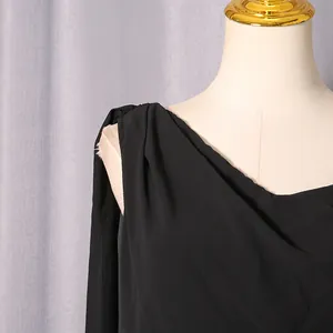 Nahaufnahme eines eleganten schwarzen One-Shoulder-Chiffonkleids mit Schulterschleife