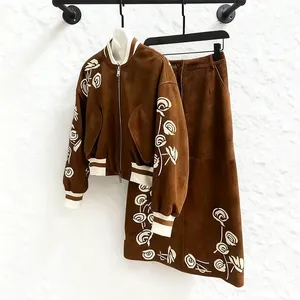 Vintage braunes Wildleder-Zweiteiler-Set mit bestickter Bomberjacke und Midirock