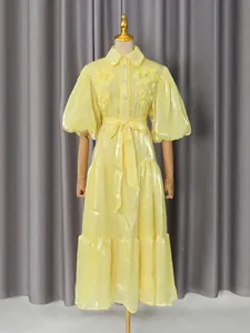 Elegante abito lungo giallo stile palazzo vintage con maniche a sbuffo e ricami
