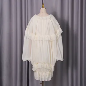 Vista posteriore dell'abito crema a balze con silhouette oversize e pieghe vittoriane.