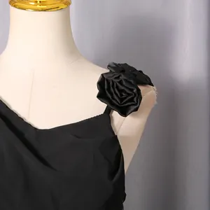 Detail eines eleganten schwarzen One-Shoulder-Abendkleids mit handgefertigter Stoffrose.