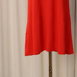 Détail en gros plan de l'ourlet d'une robe chemise rouge rétro française