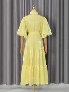 Elegante abito lungo giallo vintage stile palazzo con maniche a sbuffo e gonna a balze