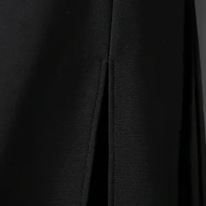 Makro-Detailansicht des eleganten Seitenschlitzes an diesem schwarzen Abend-Maxikleid