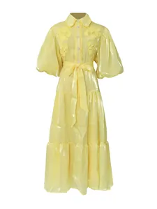 Elegante abito lungo giallo stile palazzo vintage con maniche a sbuffo e ricami