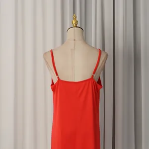 Vue arrière détaillée d'une robe nuisette rouge vif à fines bretelles sur un mannequin de couture