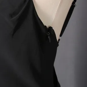 Detailansicht des versteckten Seitenreißverschlusses am eleganten schwarzen One-Shoulder-Abendkleid