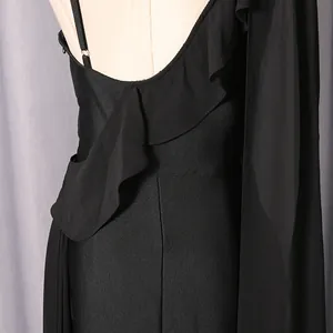 Detailansicht eines schwarzen One-Shoulder-Abendkleids mit Rüschen und Schärpe
