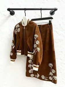 Braunes Wildleder-Set mit Rosenstickerei: Bomberjacke und Midirock-Kombination