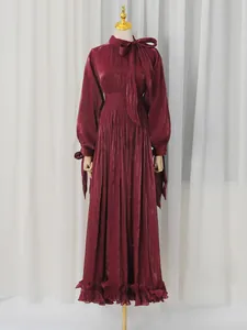 Elegante vestido de noche brillante rojo vino con cuello de lazo y mangas farol