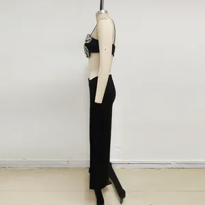 Vista laterale del completo da sera nero a due pezzi con bustier decorato e gonna