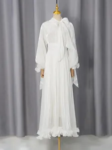 Elegante vestido de noche blanco brillante con cuello de lazo, mangas de farol y volantes