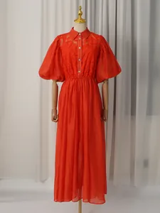 Élégante robe chemise rouge brodée vintage française avec manches bouffantes et taille fine