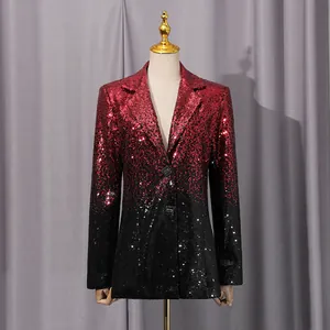 Vista frontal de una chaqueta de lentejuelas degradadas roja y negra en maniquí