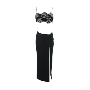 Elegante set due pezzi con crop top a rose di strass e gonna midi nera con spacco