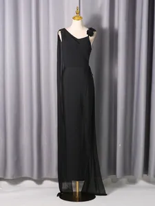 Elegantes schwarzes One-Shoulder-Abendkleid mit Blumenakzent und fließendem transparentem Umhang